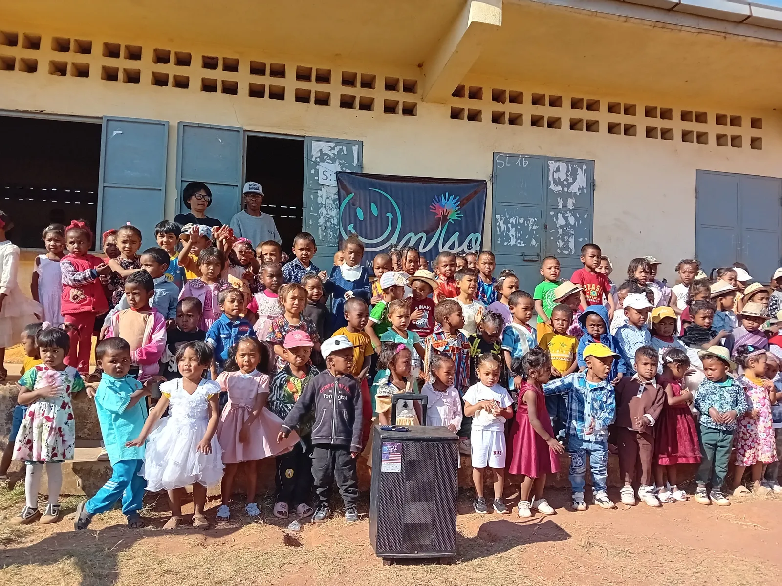 Des enfants de l'école publique d'Imerintsiatosika, accompagnés par ANTSO