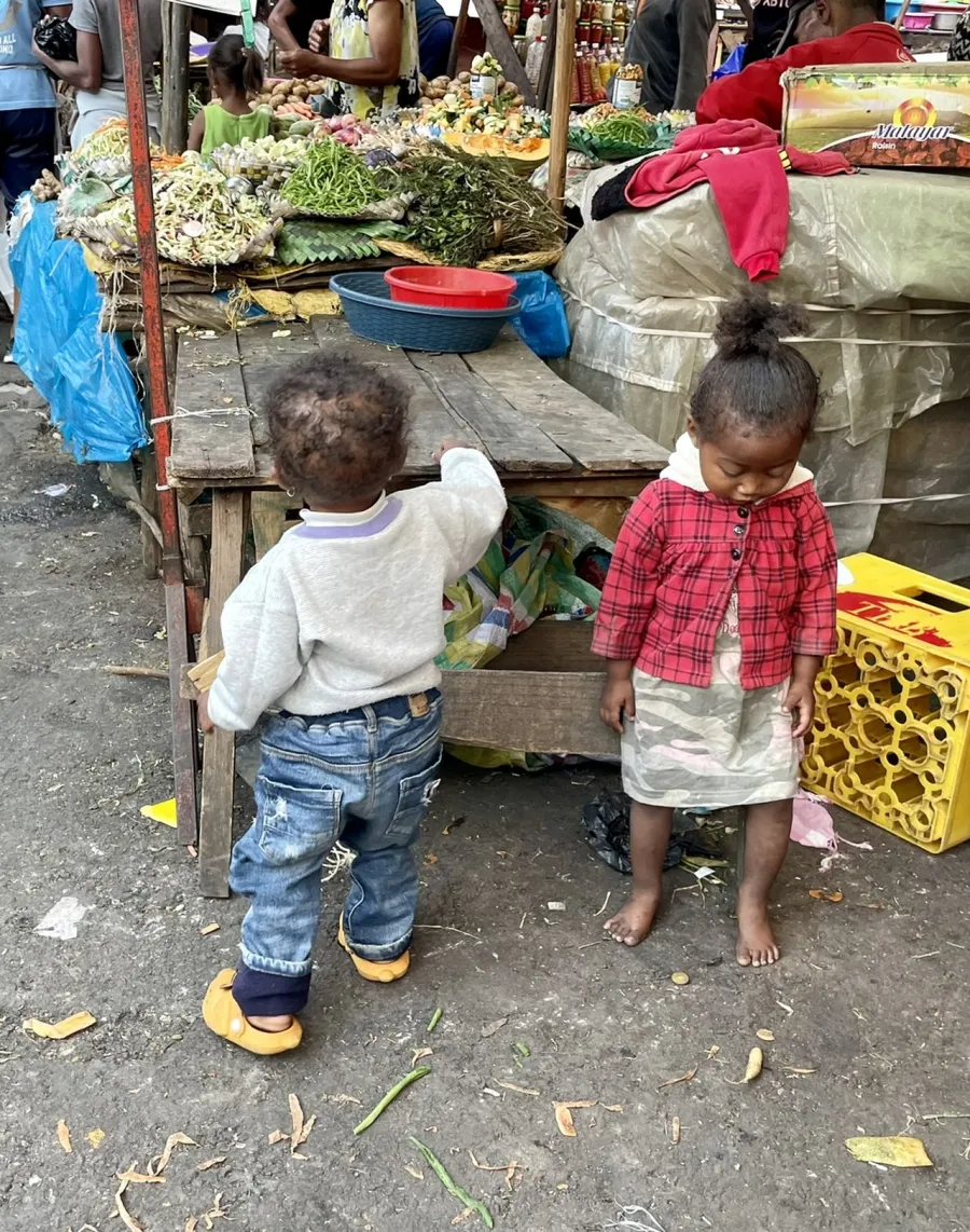 Deux jeunes enfants sur un marché à Madagascar