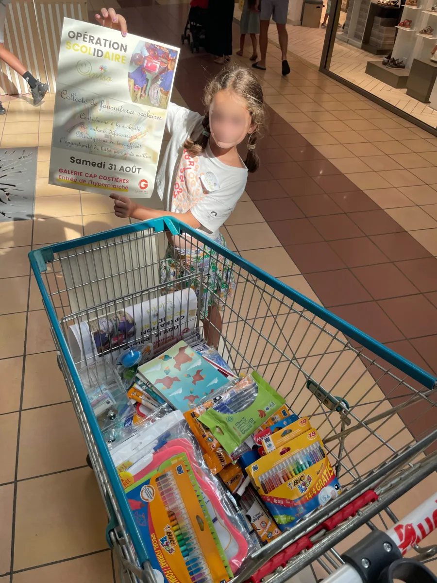 Un chariot de fournitures scolaires collectées
