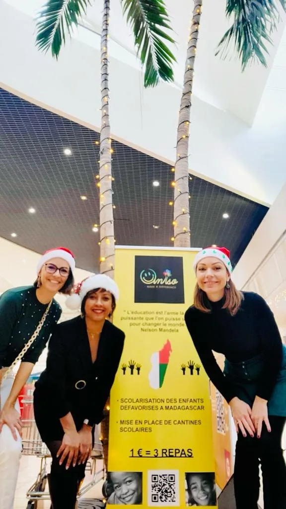 Trois bénévoles au stand d'emballage de cadeaux ANTSO